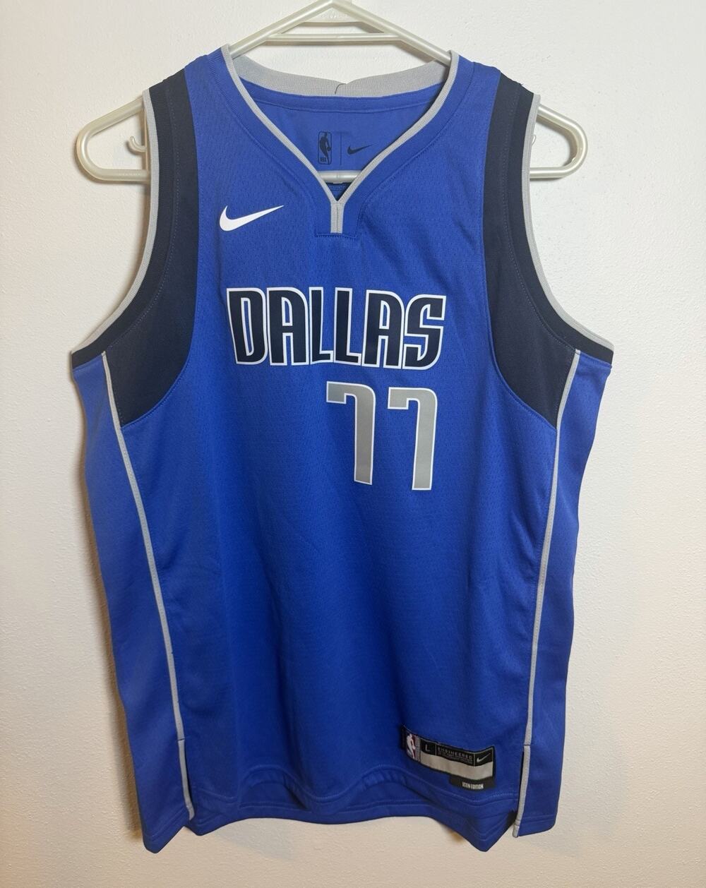 Nike NBA Icon Swingman Youth Large 14/16Dallas Mavericks Luka Doncic Blue Jersey